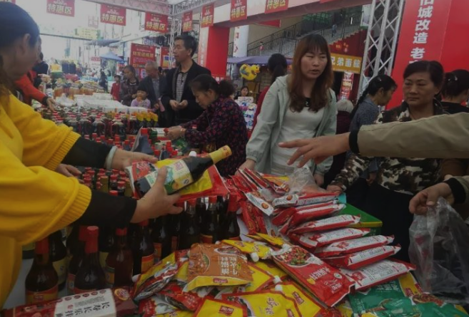 消費(fèi)者11.11到西南商貿(mào)城購(gòu)物